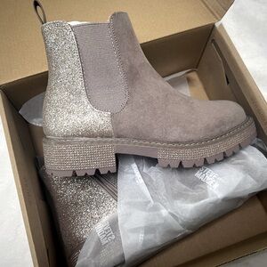 Steve Madden YOUTH size 1 • jhowl taupe